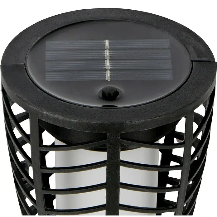BAUHAUS Solar-Erdspieß Fackel Flame - Schwarz - Nahaufnahme einer schwarzen Solarleuchte mit Gitterdesign und Solarpanel auf der Oberseite, ideal für den Garten.
