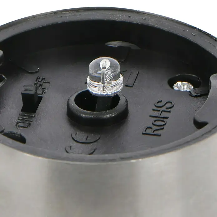 BAUHAUS Solar-Hängeleuchte - Nickel, Klar, IP44 - Detailaufnahme einer LED-Leuchte in einem Gehäuse mit „ON/OFF“-Schalter und „RoHS“-Kennzeichnung.