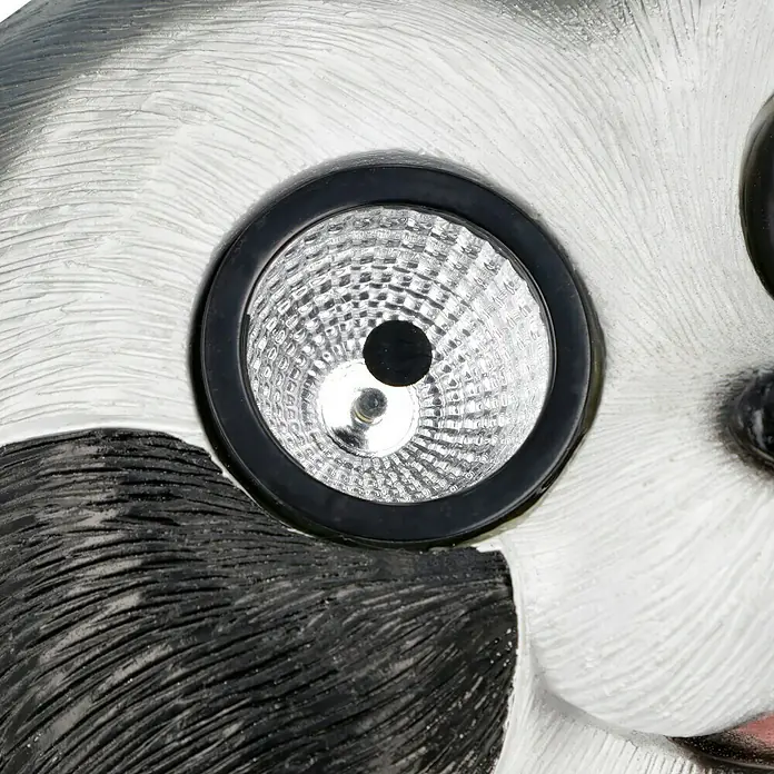 BAUHAUS Solar-Dekoleuchte - Lichtfarbe: Warmweiß, 29,5 x 25 x 35 cm, Waschbär - Nahaufnahme eines Gartensolar-Dekorationsobjekts in Form eines Tieres, das wie ein Panda mit einem Solarlicht-Auge aussieht.