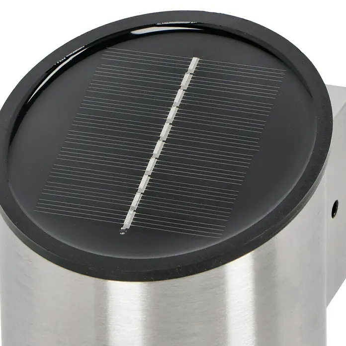 BAUHAUS Solar-Außenwandleuchte - 0,1 W, L x B x H: 12 x 9 x 12,5 cm, Silber, 15 lm - Nahaufnahme einer Solarleuchte mit Solarpanel und rostfreiem Stahlgehäuse für den Außenbereich.