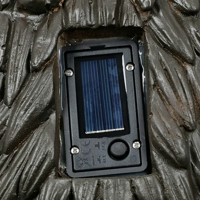 BAUHAUS Solar-Dekoleuchte - Lichtfarbe: Warmweiß, 29,5 x 25 x 35 cm, Igel - Detailaufnahme eines Solarpanels mit An/Aus-Schalter, eingebettet in eine strukturierte Oberfläche.