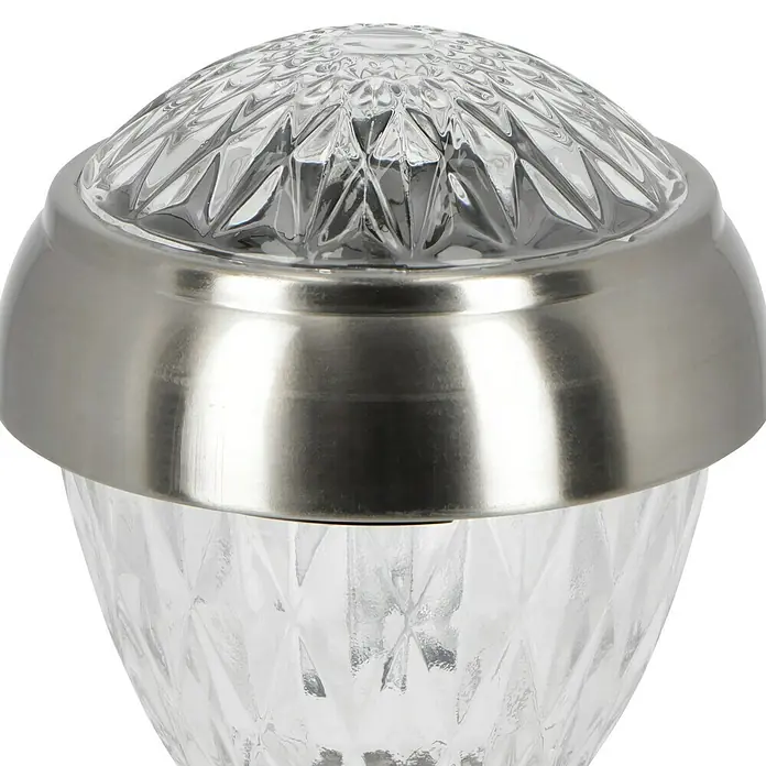BAUHAUS Solar-Erdspieß LED - Silber, 6 lm - Nahaufnahme einer dekorativen Gartenleuchte mit Kristallglas und Metalleinfassung, ideal für stimmungsvolle Beleuchtung.