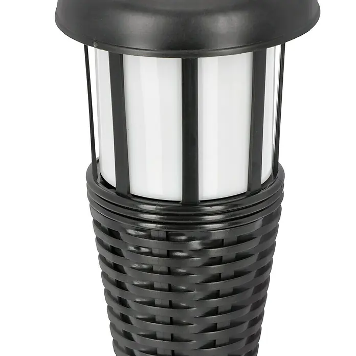 BAUHAUS Solarleuchten-Set - 0,1 W, L x B x H: 12,1 x 12,1 x 131 cm, Schwarz, 1,5 lm - Nahaufnahme einer schwarzen Solarleuchte mit geflochtenem Design und weißem Lampenschirm. Perfekt für Garten und Terrasse.