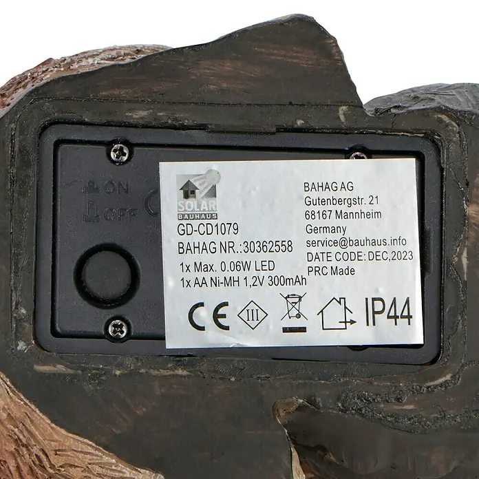 BAUHAUS Solar-Dekoleuchte Eichhörnchen - L x B x H: 19,5 x 12,5 x 18 cm, Braun, IP44 - Nahaufnahme der Unterseite einer Solarleuchte mit Informationen zu Modell, Hersteller und technischen Daten.