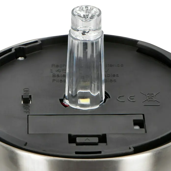 BAUHAUS Solar-Erdspieß LED - Silber, 6 lm - Nahaufnahme einer Solarleuchte mit CE-Kennzeichnung, Batteriefach und Ein-/Ausschalter.