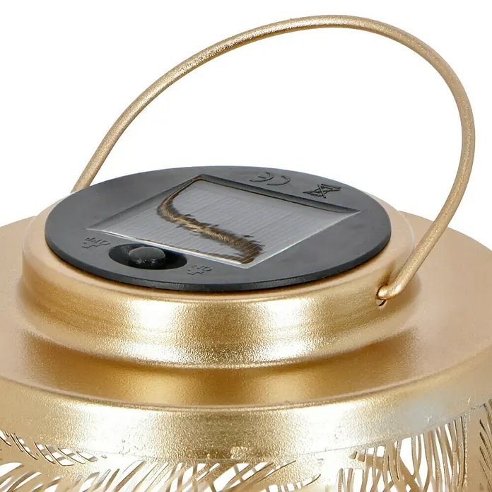BAUHAUS Solar-Tischleuchte Dekolaterne - Gold - Nahaufnahme einer goldenen Solar-Gartenlaterne mit filigranen Ausschnitten und einem Griff.
