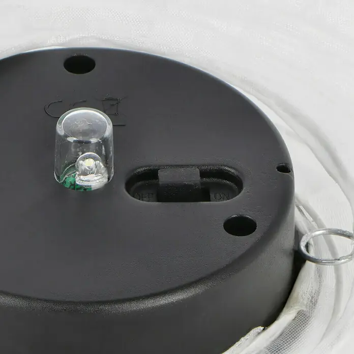 BAUHAUS Solar-Hängeleuchte Lampion - 0,06 W, Weiß, IP44, Durchmesser: 20 cm - Nahaufnahme einer schwarzen LED-Leuchte mit Ein-/Ausschalter, ideal für stimmungsvolle Beleuchtung im Innen- und Außenbereich.