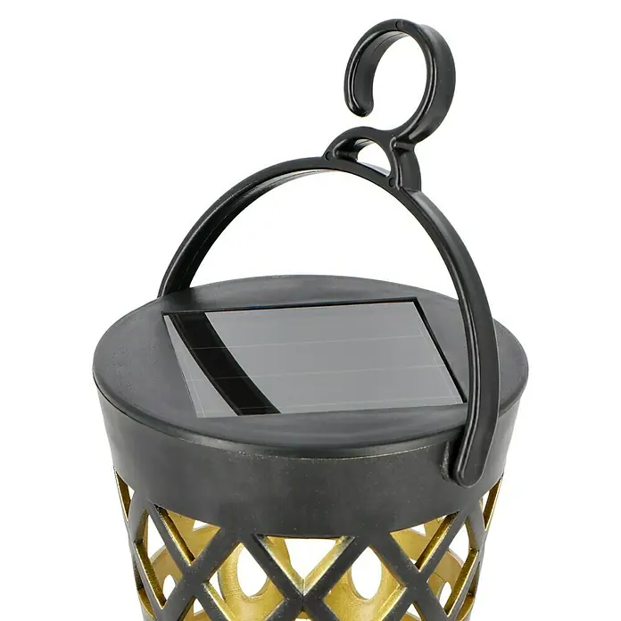 BAUHAUS Solar-Erdspieß - Schwarz/Gold, IP44, 3 lm - Nahaufnahme einer Solar-Laterne mit einem schwarzen Haken und einem goldfarbenen, durchbrochenen Design.