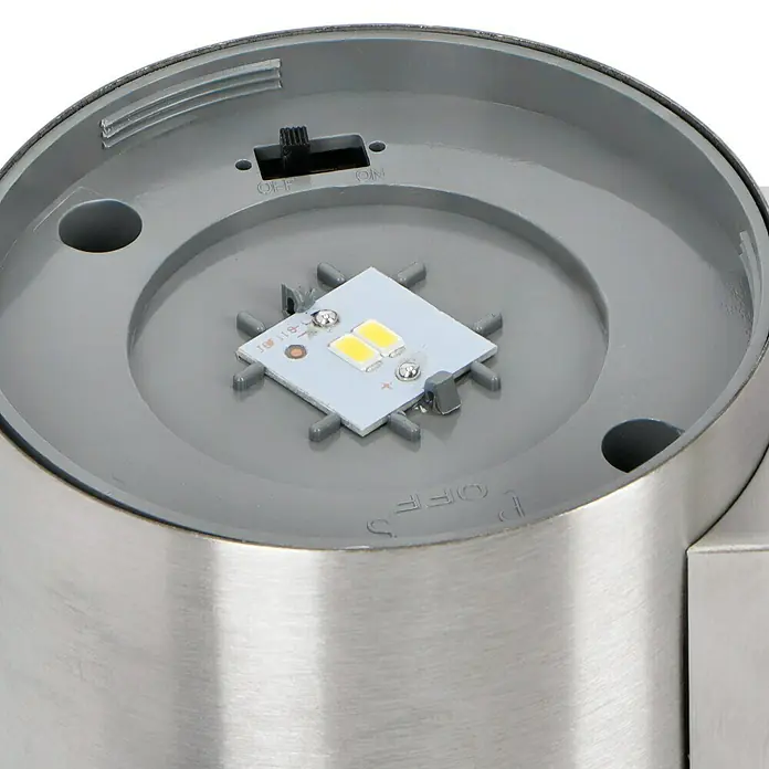 BAUHAUS Solar-Außenwandleuchte - 0,1 W, L x B x H: 12 x 9 x 12,5 cm, Silber, 15 lm - Nahaufnahme eines Solarlichts mit LED-Panel, das auf "Ein" und "Aus"-Einstellungen ausgerichtet ist. Das Metallgehäuse ergänzt das moderne Design.