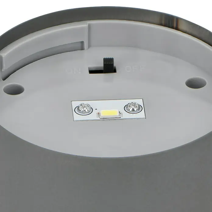 BAUHAUS Solarleuchten-Set Premium - Grau, 10 lm - Nahaufnahme der Unterseite einer LED-Kerze mit Ein-/Ausschalter und Batterieabdeckung.