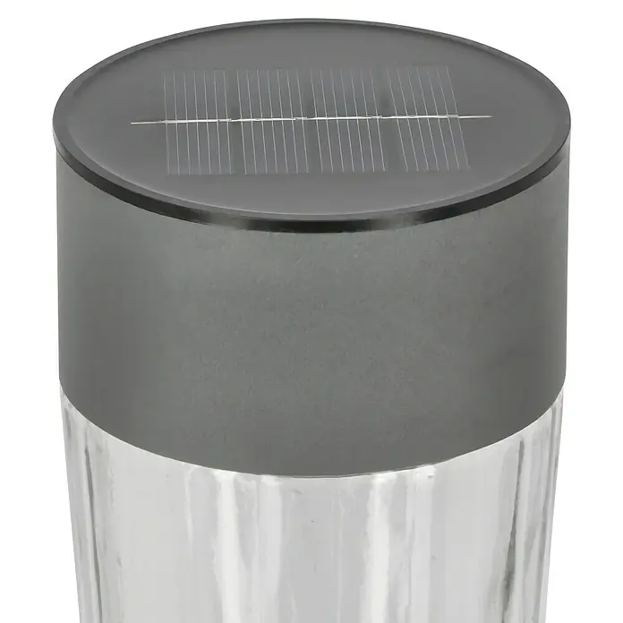 BAUHAUS Solarleuchten-Set Premium - Grau, 10 lm - Nahaufnahme einer solarbetriebenen Außenleuchte mit einem eleganten, runden Solarmodul und einem dekorativen, gerippten Lampenschirm.