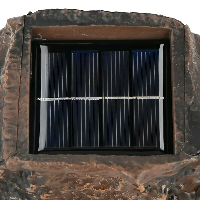 BAUHAUS Solarstein Rock - LED - Nahaufnahme eines rechteckigen Solarpanels, eingebettet in eine strukturierte, erdfarbene Oberfläche. Hervorragend für nachhaltige Energielösungen.