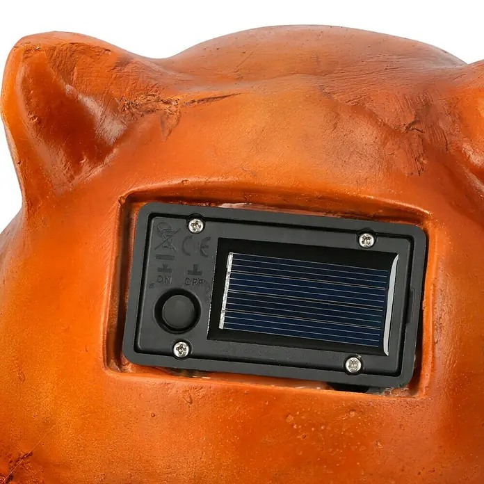 BAUHAUS Solar-Dekoleuchte - Lichtfarbe: Warmweiß, 35,5 x 34,5 x 21 cm, Eichhörnchen mit Nüssen - Detailansicht einer Solarleuchte in Hundeform, die die Solarzelle und den Ein-/Ausschalter zeigt, ideal für Gartenliebhaber.