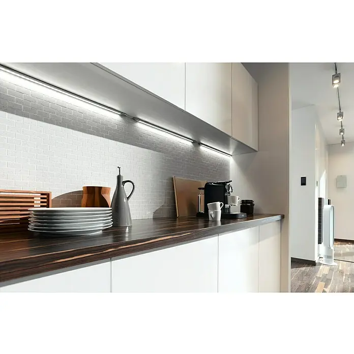 Mosaikfliese Brick Artifical XCM ASMB1 - 30 x 30 cm, Weiß, Glänzend - Küchenszene mit Fokus auf elegante Beleuchtungslösungen und einer Espressomaschine, die das moderne Design unterstreichen.