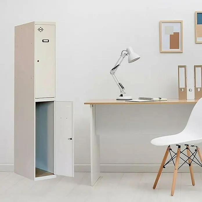 Simonrack Simonlocker Taquilla Tandem Inicial Desmontada - L x An x Al: 30 x 50 x 180 cm, Número de puertas: 2 ud., Gris/Gris - Un archivador abierto color crema con dos compartimentos se encuentra junto a un escritorio y una silla blanca en una habitación luminosa.