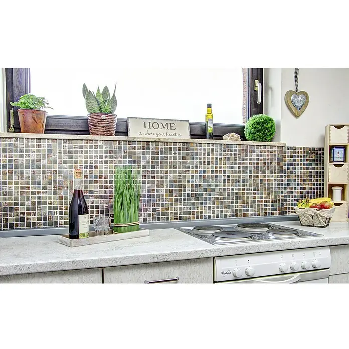 Mosaikfliese Quadrat Crystal Mix XCM CB 52 - 32,7 x 30,2 cm, Braun, Matt - Nahaufnahme der dekorativen Mosaikfliesen-Wandverkleidung über der Küchentheke, die eine stilvolle und funktionale Ergänzung für jeden Raum darstellt.