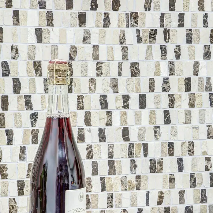 Mosaikfliese MOS M10/VH21 - 30 x 30 cm, Beige, Matt - Nahaufnahme einer Flasche Rotwein mit Korken vor einem Mosaikhintergrund.