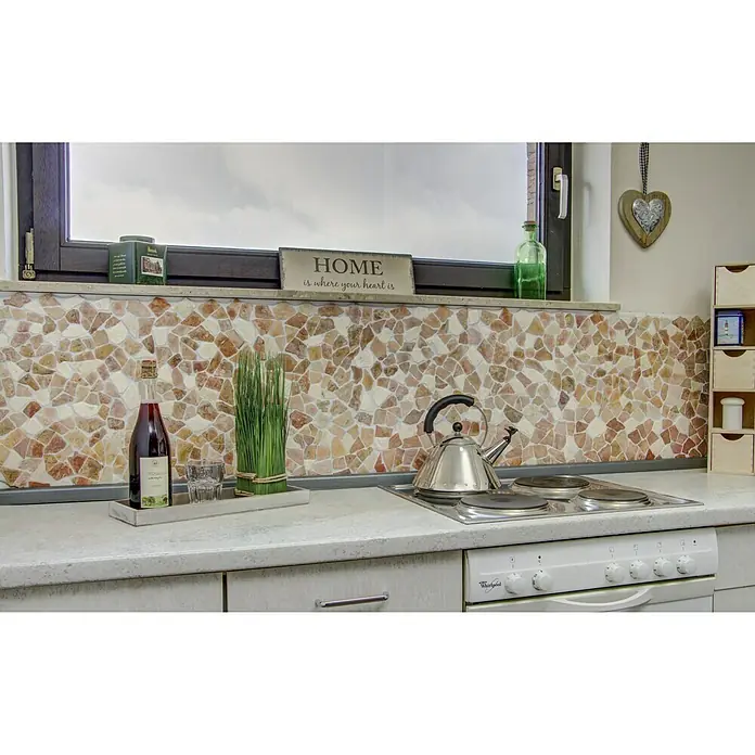 Mosaikfliese Mix CIOT 30/130 - 30,5 x 30,5 cm, Rot/Weiß, Matt - Küchenansicht mit Herd, Wasserkocher und Dekorationen. Die Küche ist mit einem Mosaikfliesenspiegel und einem Fensterbrett mit Dekoartikeln ausgestattet.