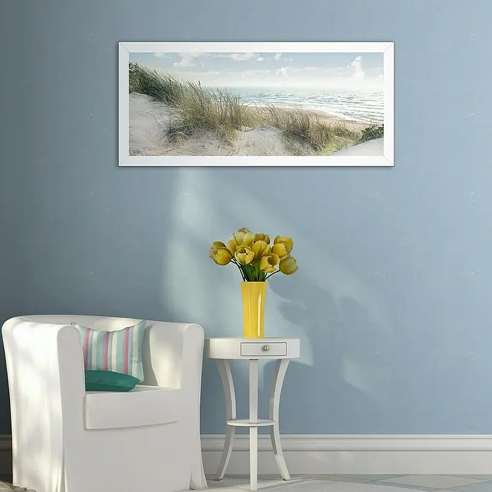 ProArt Cuadro Oversized - Baltic Sea Coast, An x Al: 124 x 50 cm - Bodegón con un ramo de tulipanes amarillos en un jarrón a juego, elegantemente colocado sobre una mesa auxiliar blanca.