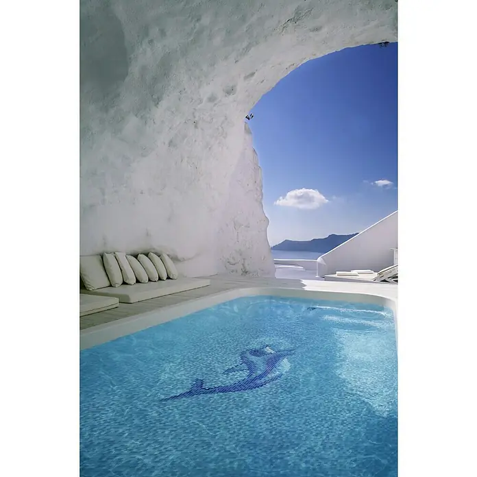 Mosaikfliese Delphin groß GM K 37P - 160 x 110 cm, Blau/Weiß, Matt - Luxuriöser Pool mit Delfinmosaik in einer Höhle mit weißen Wänden und Blick auf das Meer.