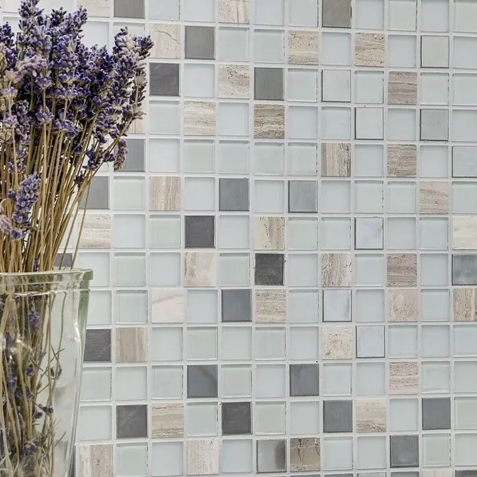 Selbstklebemosaik SAM 4CM32 - 30 x 30 cm, Mix Weiß, Glänzend - Nahaufnahme einer Wand mit Mosaikfliesen in Weiß-, Grau- und Marmortönen, neben einem Strauß Lavendel in einer Glasvase.