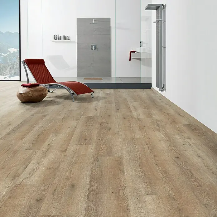 Living by Haro Hydrostar Designboden - Eiche Palermo, Landhausdiele, 1.282 x 235 x 6,5 mm - Innenaufnahme eines modernen Badezimmers mit Holzboden, Liege und Dusche. Das helle Design sorgt für eine entspannende Atmosphäre mit Blick auf die Berge.