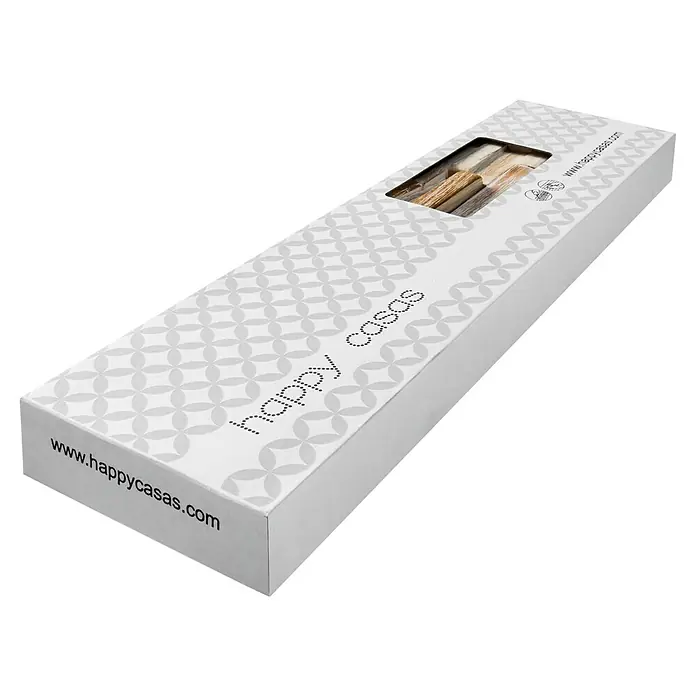 Wandpaneel Rustic White - Teak, 510 x 140 x 20 mm - Nahaufnahme einer Happy Casas Produktverpackung mit stilvollem Muster und Holzprodukten, die durch eine Öffnung sichtbar sind.