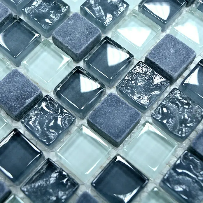 Mosaikfliese Quadrat Crystal Mix XCM M810 - 30,5 x 32,2 cm, Grau/Grün, Glänzend - Nahaufnahme von schimmernden blauen und grauen Mosaikfliesen, die ein elegantes und modernes Design für Badezimmer oder Küchenrückwände bieten.