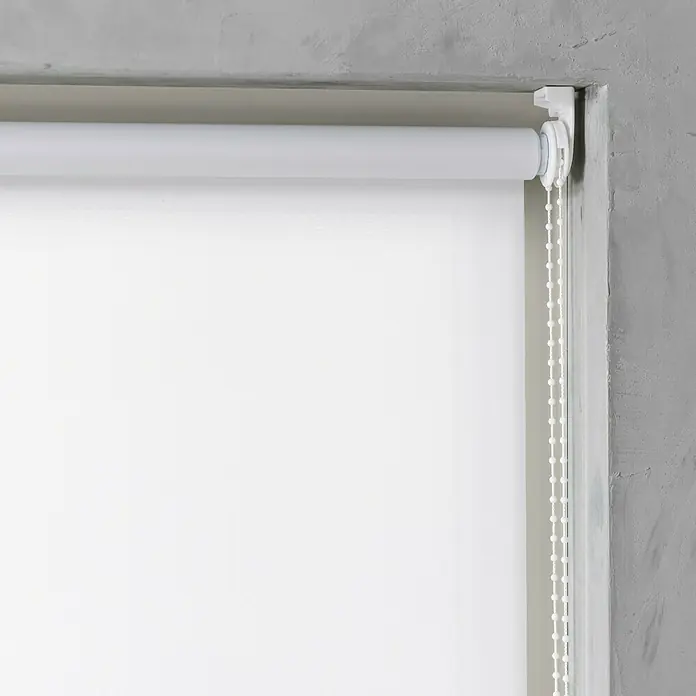 Rollo Basic - B x H: 80 x 175 cm, Weiß, Uni, Tageslichtdurchlässig - Eine Nahaufnahme einer weißen Rollgardine an einem Fenster, die durch eine Kugelkette bedient wird. Die minimalistische Ästhetik passt gut in moderne Räume.