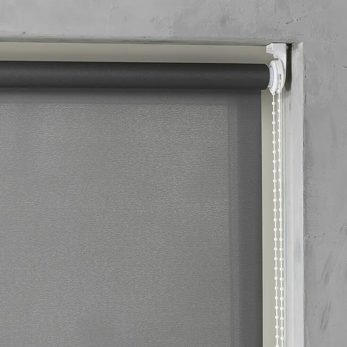 Rollo Basic - B x H: 60 x 175 cm, Grau, Uni, Tageslichtdurchlässig - Graue Rollladen mit weißer Zugschnur. Das Rollo ist teilweise heruntergelassen und befindet sich in einem grauen Rahmen.