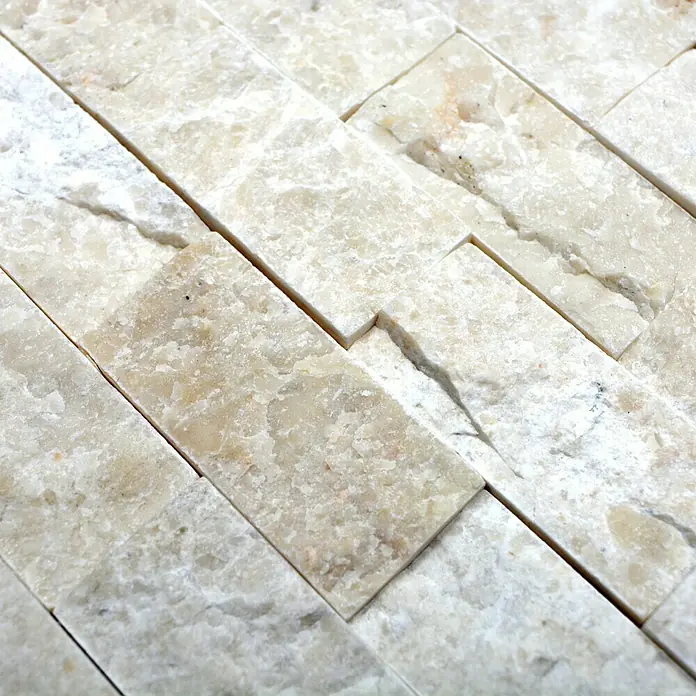 Mosaikfliese Brick Splitface X3D 40060 - 30,5 x 29 cm, Weiß, Matt - Nahaufnahme eines Musters von rechteckigen Marmorfliesen, die ein elegantes und natürliches Design für Innenräume bieten.