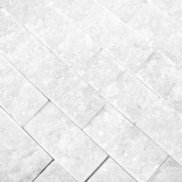 Mosaikfliese Brick Splitface X3D 41456 - 30,5 x 29 cm, Weiß/Grau, Matt - Nahaufnahme von weißen Marmorfliesen mit linearem Muster, ideal für moderne Wandverkleidungen und Innenarchitektur.