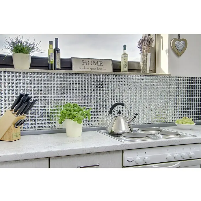 Mosaikfliese Quadrat Crystal XCM SV829 - 30 x 30 cm, Weiß, Glänzend - Nahaufnahme eines Kochfelds mit einem Kessel und einem Hintergrund aus silbernen Mosaikfliesen, der die Kücheneinrichtung betont.