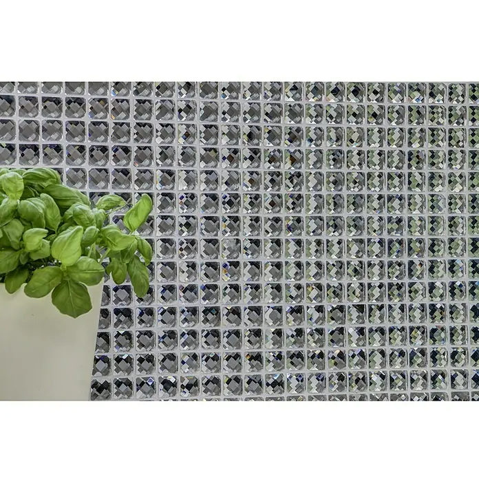 Mosaikfliese Quadrat Crystal XCM SV829 - 30 x 30 cm, Weiß, Glänzend - Nahaufnahme einer Wand verziert mit glitzernden quadratischen Mosaikfliesen, daneben ein grüner Topfbasilikum.