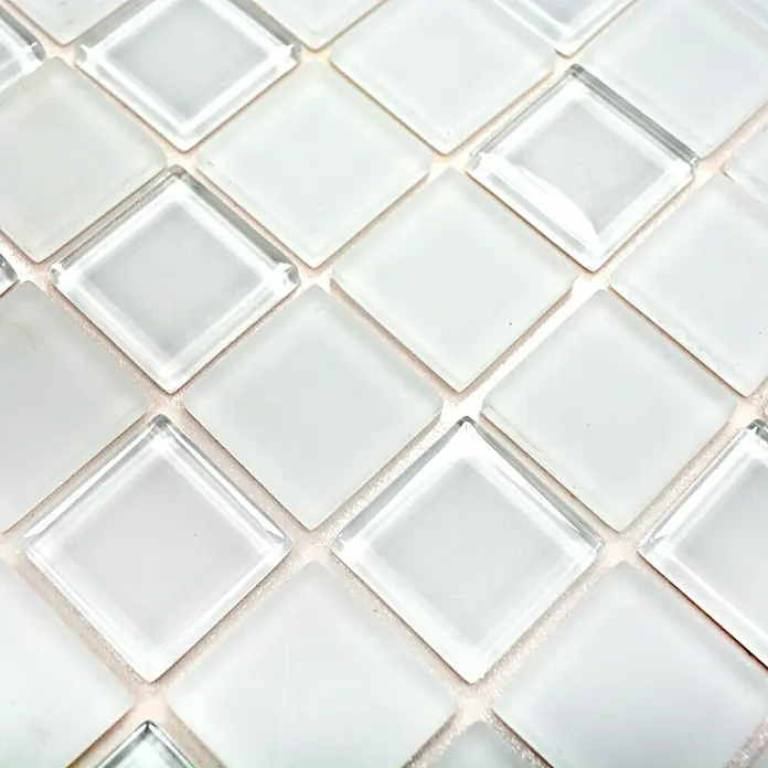 Selbstklebemosaik Quadrat Crystal Mix SAM 4CM20 - 30 x 30 cm, Weiß, Matt - Nahaufnahme von quadratischen, weißen Glasmosaikfliesen mit einem subtilen Glanz, ideal für moderne Wand- und Bodendesigns.
