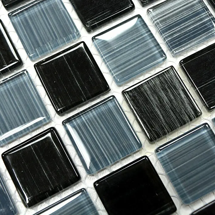 Mosaikfliese Quadrat Crystal CM 4300 - 32,7 x 30,2 cm, Schwarz/Weiß, Glänzend - Nahaufnahme einer Anordnung von quadratischen Mosaikfliesen in Grau- und Schwarztönen, ideal für stilvolle Wand- und Bodengestaltungen.