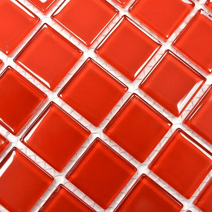 Mosaikfliese Quadrat Crystal Uni CM 4060 - 32,7 x 30,2 cm, Rot, Glänzend - Nahaufnahme von quadratischen, roten Glasmosaikfliesen, die ein glänzendes und reflektierendes Muster für Wand- und Bodendesign zeigen.