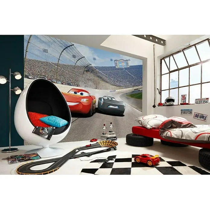 Komar Disney Edition 4 Fototapete Cars Curve - 8 -tlg., B x H: 368 x 254 cm, Papier - Kinderzimmer mit Rennwagen-Thema, inklusive Wandbild, Bett mit Reifen, Rennbahn und Ei-Sessel für ein spielerisches Ambiente.
