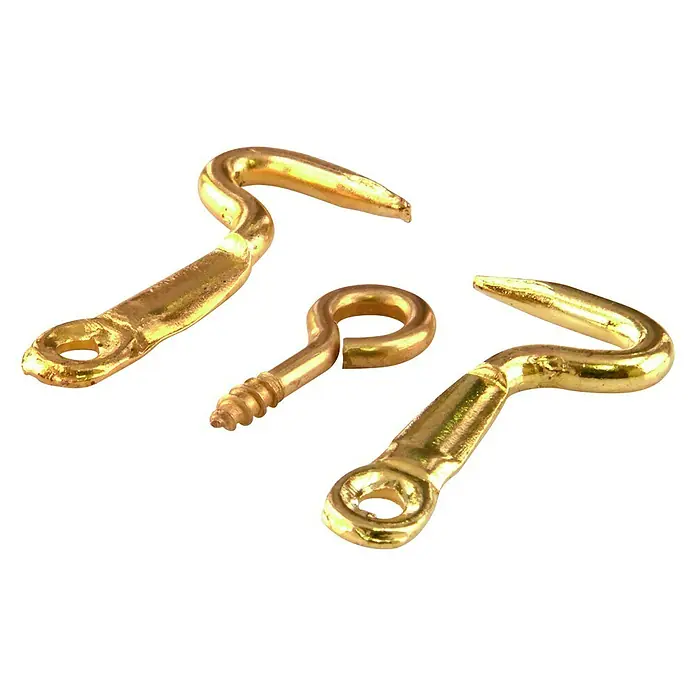 Klavierhaken - Länge: 30 mm, 4 Stk., Vermessingt - Nahaufnahme von drei goldenen Haken und Ösen, die sich ideal für verschiedene Befestigungs- und Aufhängebedürfnisse eignen.