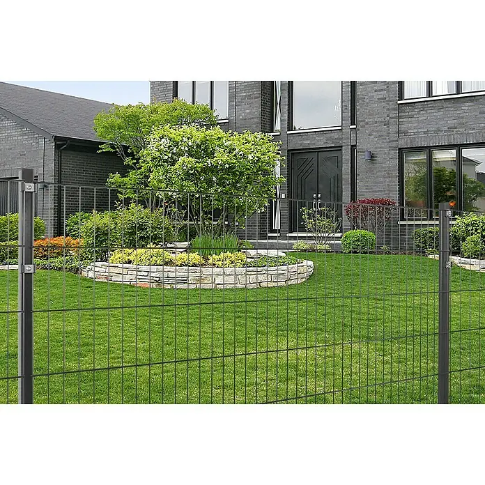 Peddy Shield Zaun-Set DSM - 10 x 1,03 m, Anthrazit, 11 -tlg. - Bild einer Doppelstabmattenzaunanlage mit grüner Rasenfläche und einem modernen Haus im Hintergrund. Der Zaun ist stabil und wetterfest.