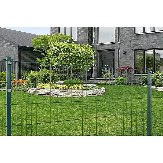 Peddy Shield Zaun-Set DSM - 2 x 1,03 m, Grün, 2 -tlg., Normaler Anbau - Das Bild zeigt einen grünen Doppelstabmattenzaun, der ein Grundstück mit Rasen, Blumen und einem modernen Haus im Hintergrund umgibt.