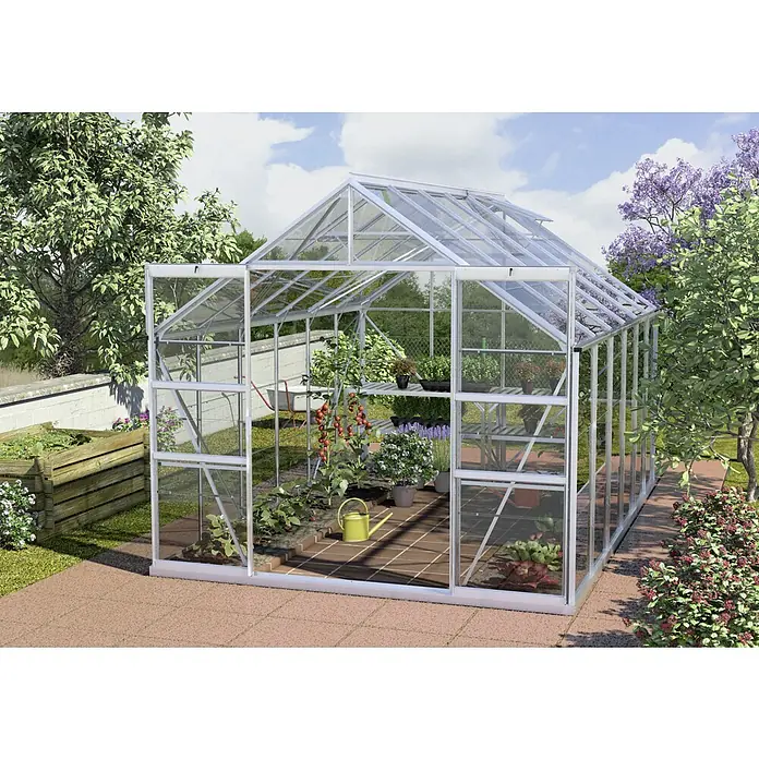 Vitavia Gewächshaus Mars 9900 - Außenmaß inkl. Dachüberstand (B x T): 257 x 383 cm, 3 mm, Aluminium - Ein großes Gewächshaus aus Glas mit silbernen Rahmen, gefüllt mit verschiedenen Pflanzen und Blumen auf Backsteinboden.