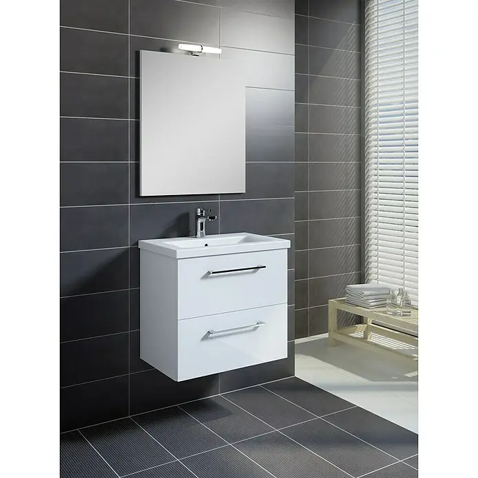 Riva Compact Badmöbel-Set - Gesamtbreite Badmöbel: 61,7 cm, Weiß - Ein modernes Badezimmer mit einem weißen Waschtischunterschrank mit zwei Schubladen und einem rechteckigen Spiegel mit Beleuchtung.