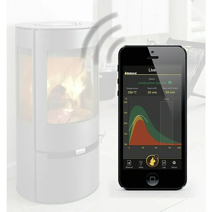 Aduro Smart-Response - Geeignet für: Kaminofen - Das Bild zeigt einen Holzofen mit einem Smartphone, das die Verbrennungsdaten anzeigt. Die App visualisiert Temperatur und Nachfüllzeit.