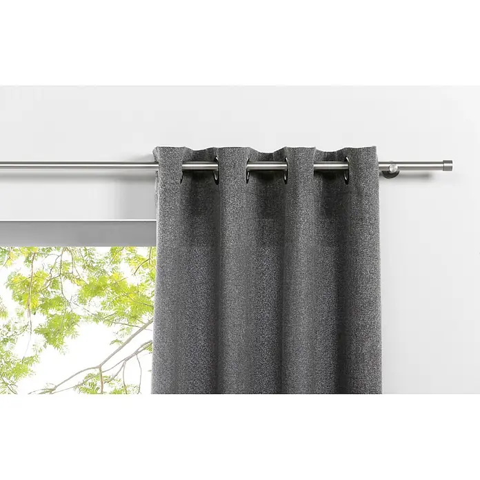 Expo Ambiente Komplettgarnitur Cap - Länge: 120 cm, Edelstahloptik - Nahaufnahme eines grauen Verdunkelungsvorhangs mit Metallösen an einer silbernen Stange, der vor einem Fenster hängt.