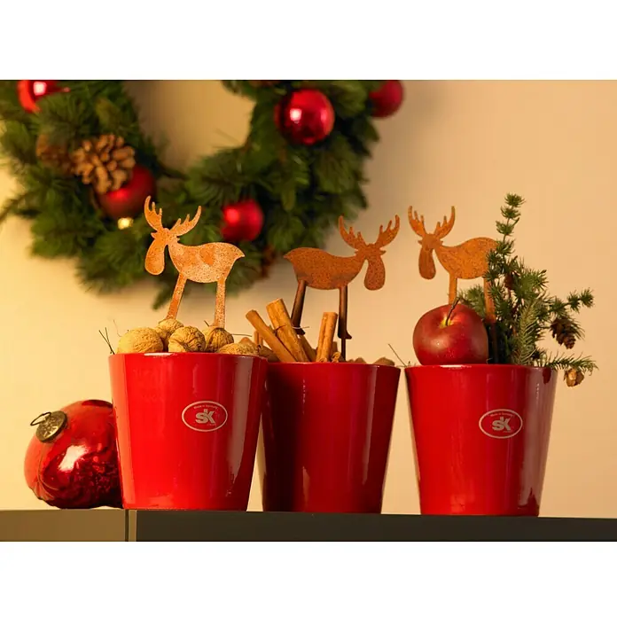Soendgen Keramik Übertopf rund Dallas Color - Außenmaß (Ø x H): 12 x 9 cm, Bordeaux, Keramik, Glänzend - Festliche rote Pflanzgefäße mit weihnachtlicher Dekoration, darunter Rentiere, Nüsse, Zimtstangen und ein Apfel, perfekt für die Feiertagszeit.