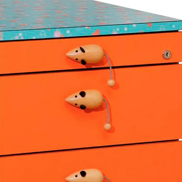 Häfele Tirador para muebles - Tipo de tirador del mueble: Botón, L x An x Al: 73 x 37 x 30 mm, Madera, Lacado - Un divertido armario cajonera naranja con tiradores en forma de ratón y una tapa azul estampada. Ideal para habitaciones infantiles.