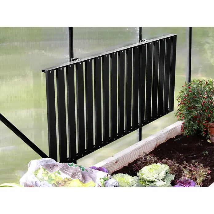 Vitavia Anzuchttisch - 56 x 120 x 81 cm, Schwarz - Das Bild zeigt einen Gewächshausfensterladen, der zur Belüftung und Temperaturregelung dient. Er ist schwarz und vertikal gestaltet.