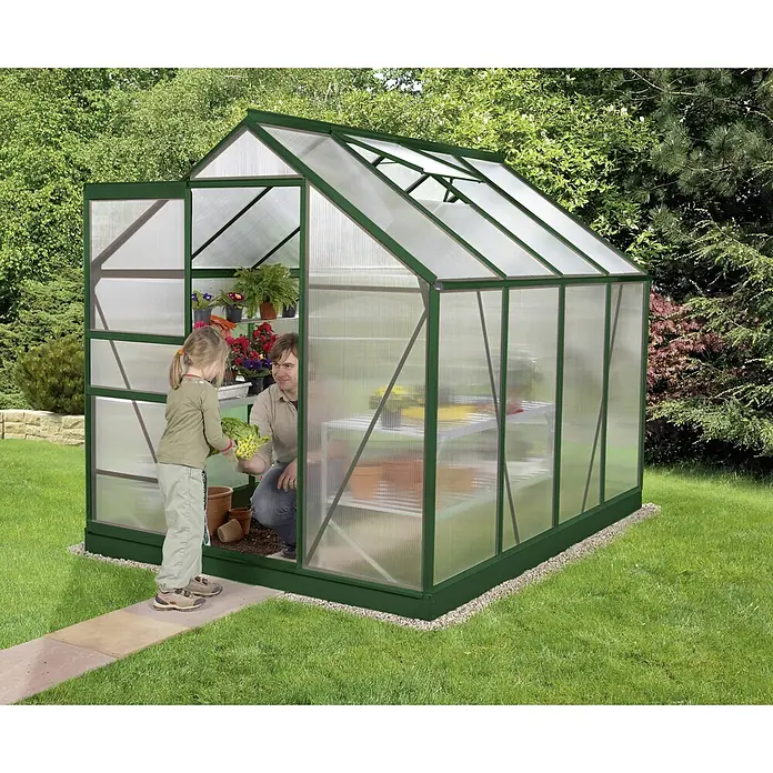 Vitavia Gewächshaus Venus 5000 Plus - Außenmaß inkl. Dachüberstand (B x T): 195 x 257 cm, 4 mm, Smaragd - Gewächshaus mit dunkelgrünem Rahmen, in dem ein Mann und ein Mädchen Pflanzen betrachten. Ideale Gartenergänzung für Pflanzenliebhaber.