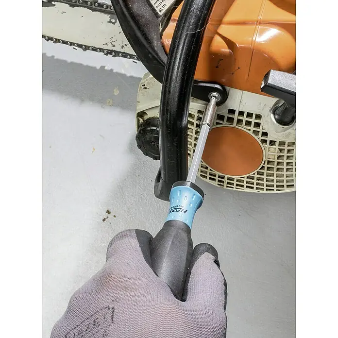 Hazet Bithalter 810SPC-6.3 - Länge: 210 mm, Magnetisch - Nahaufnahme eines Schraubendrehers der Marke Hazet, der an einer Kettensäge verwendet wird.